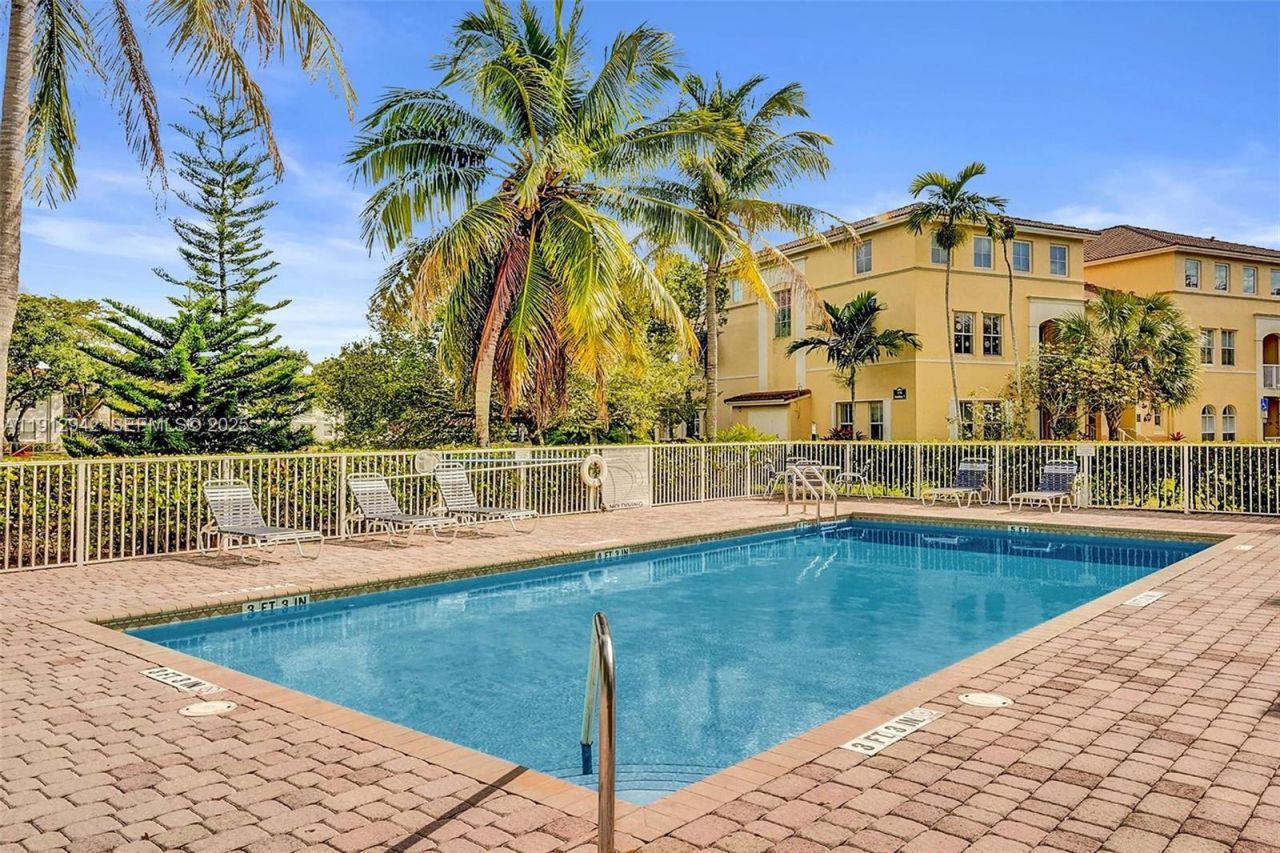 100 Jacaranda Country Club Dr, Unit 203, Plantation, FL 33324 Photo