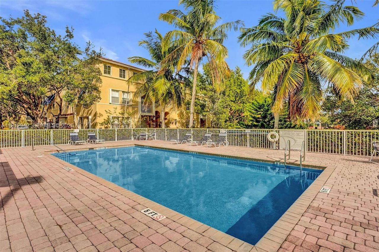 100 Jacaranda Country Club Dr, Unit 203, Plantation, FL 33324 Photo