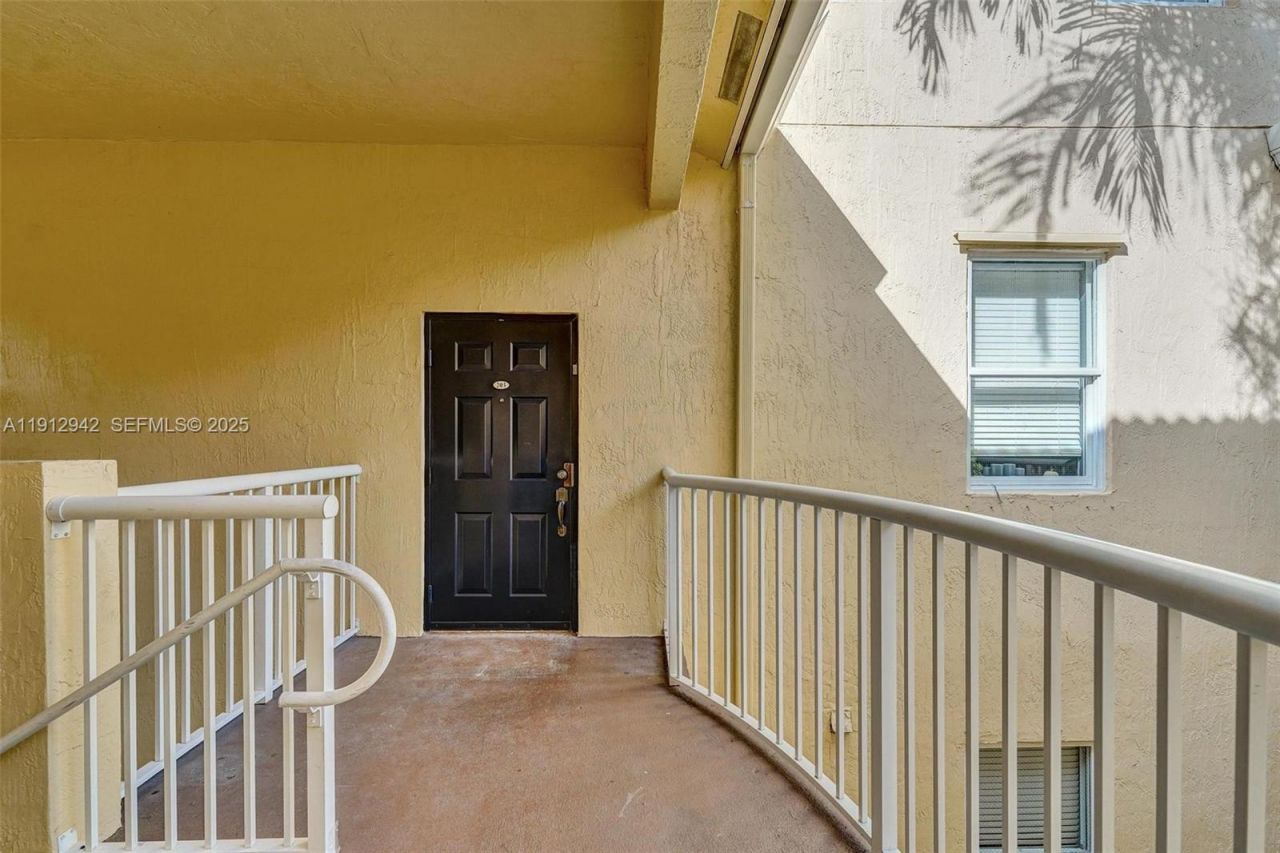 100 Jacaranda Country Club Dr, Unit 203, Plantation, FL 33324 Photo