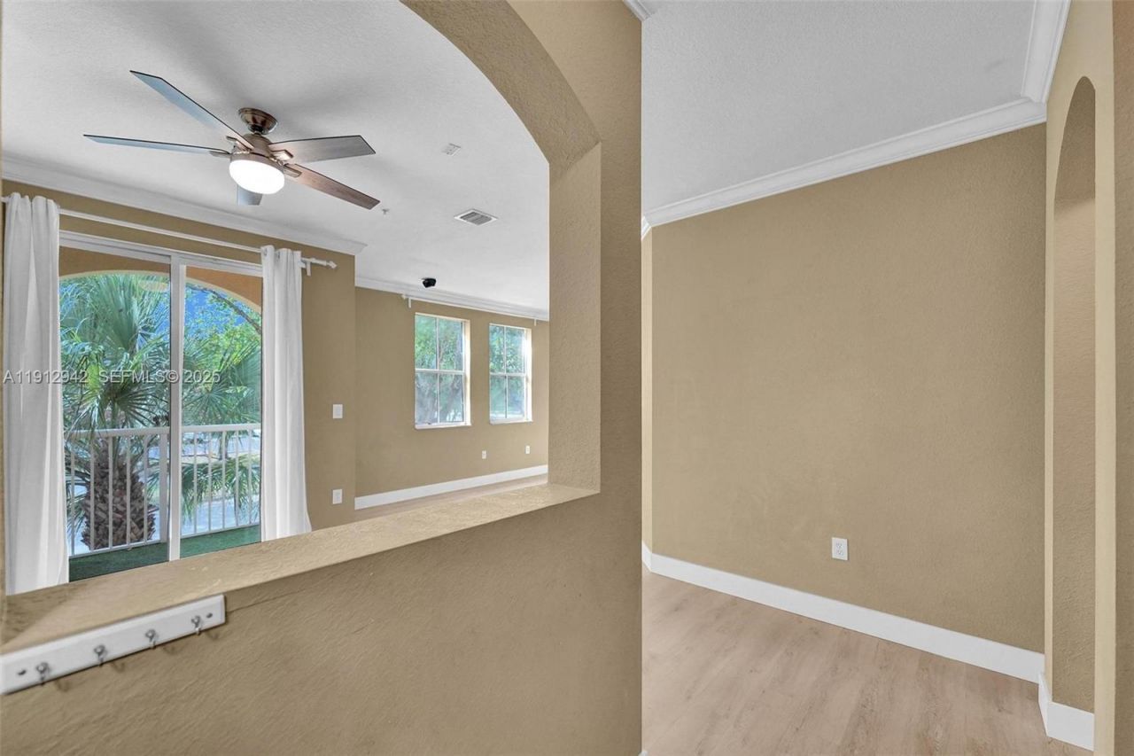 100 Jacaranda Country Club Dr, Unit 203, Plantation, FL 33324 Photo