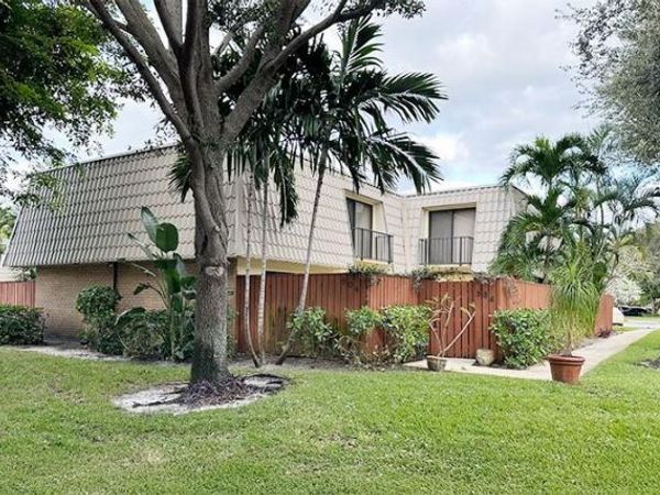 1700 Embassy Dr, Unit 504, West Palm Beach, FL 33401