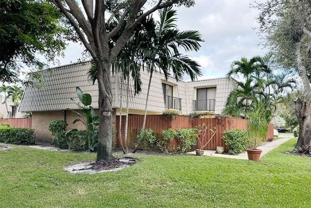 1700 Embassy Dr, Unit 504, West Palm Beach, FL 33401 Photo
