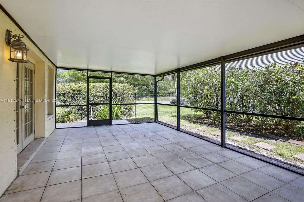 8800 Lake Park Cir N, Davie, FL 33328 Photo