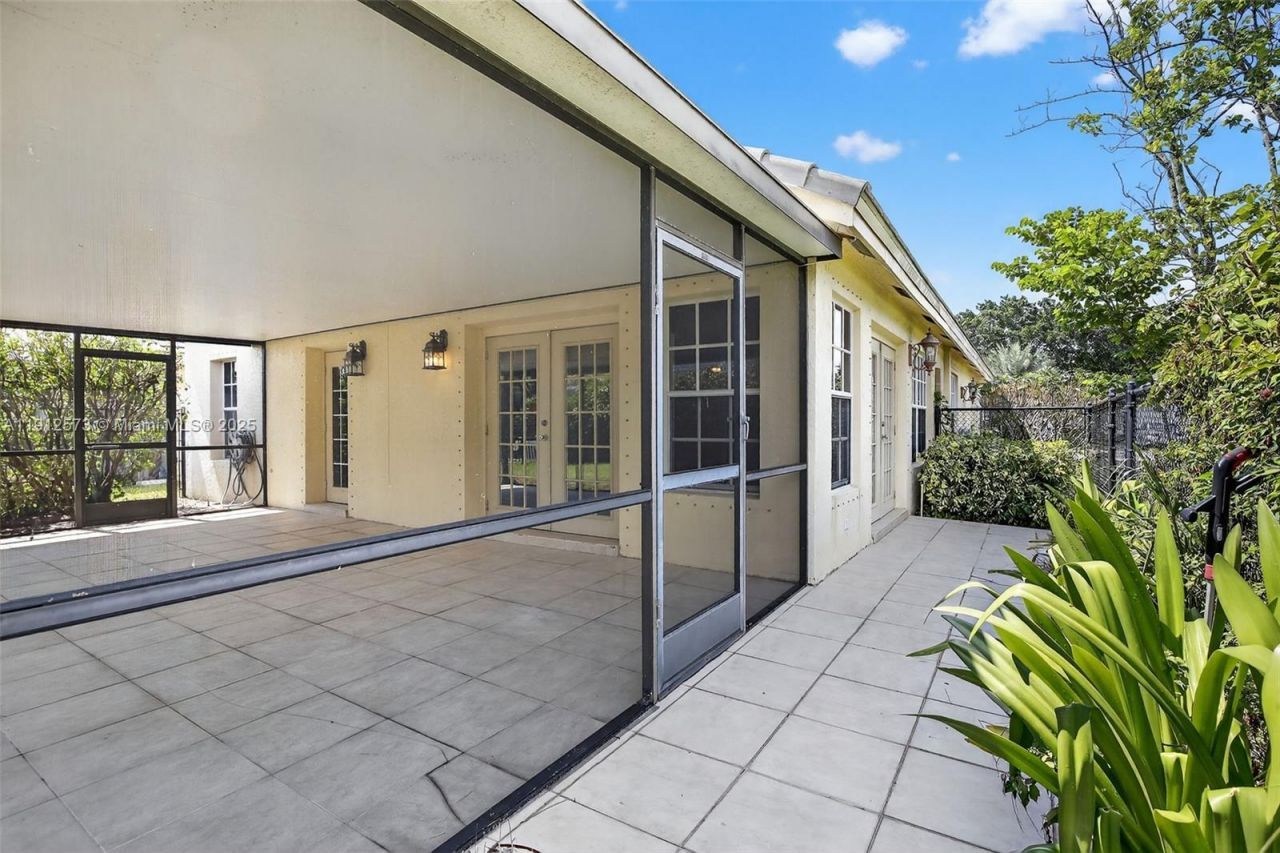 8800 Lake Park Cir N, Davie, FL 33328 Photo