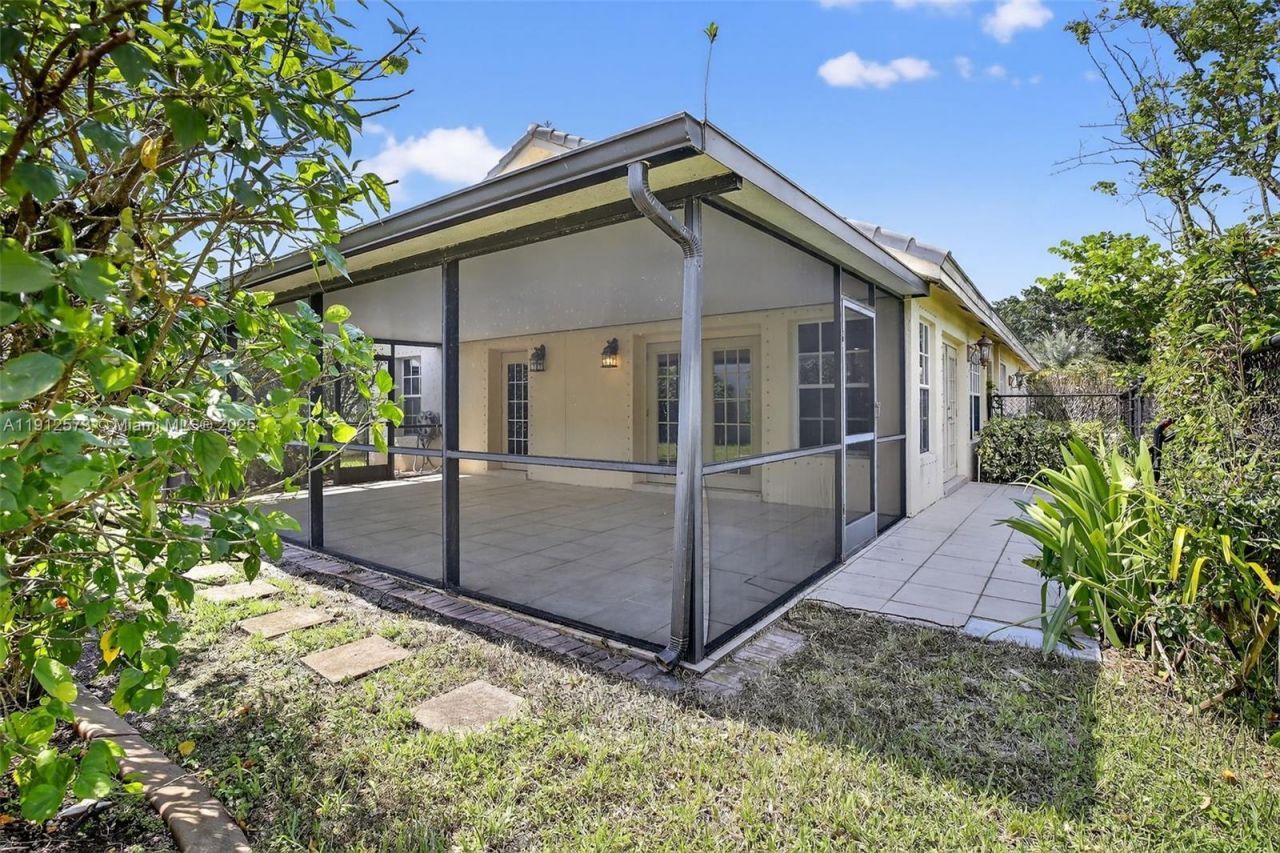 8800 Lake Park Cir N, Davie, FL 33328 Photo