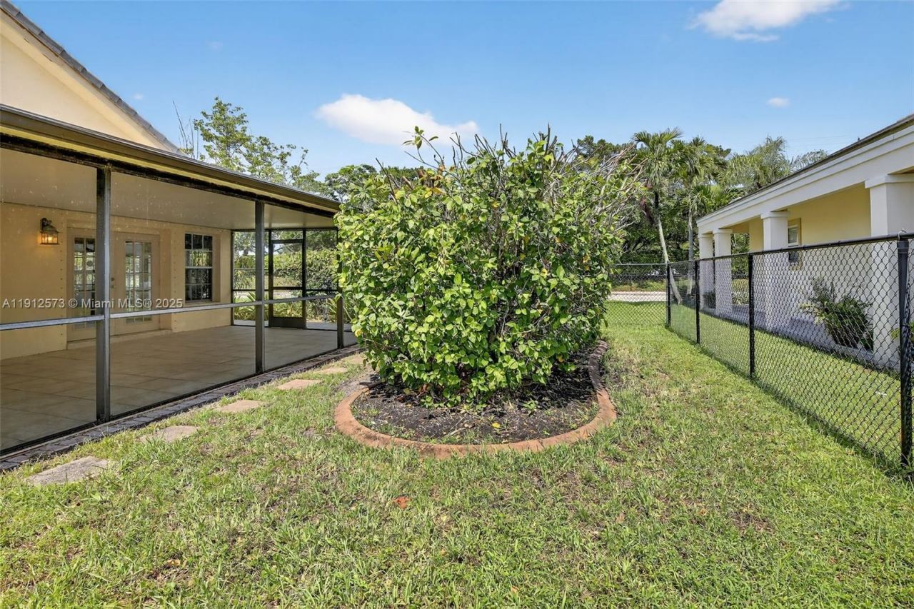 8800 Lake Park Cir N, Davie, FL 33328 Photo