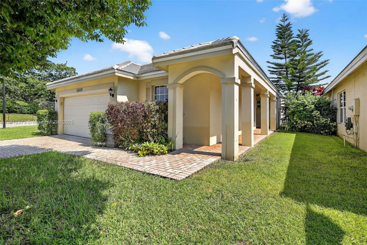8800 Lake Park Cir N, Davie, FL 33328 Photo