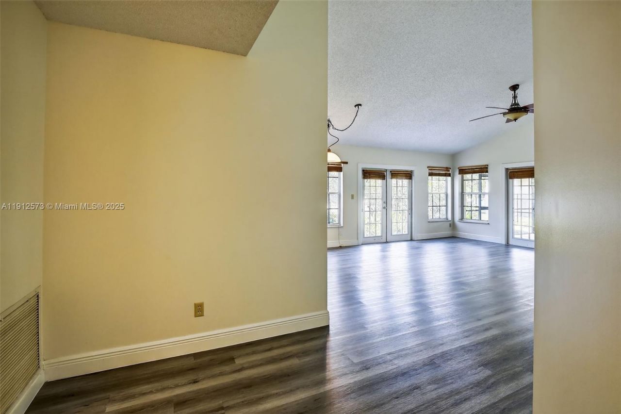 8800 Lake Park Cir N, Davie, FL 33328 Photo