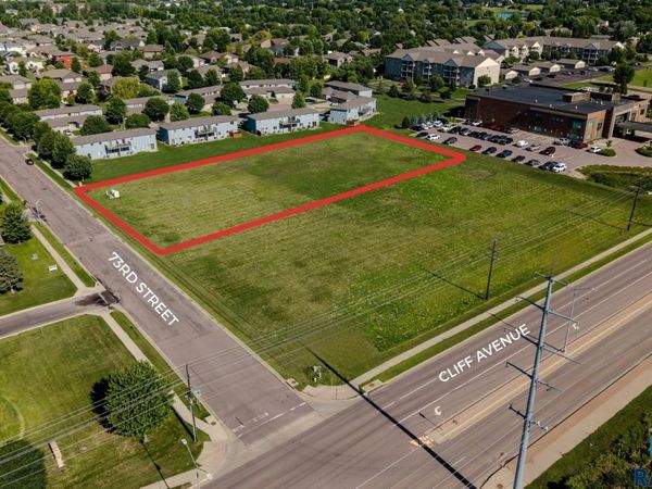 1104 E 73rd St, Sioux Falls, SD 57108
