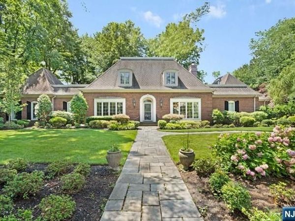 2 Canoe Lane, ROSELAND, NJ 07068