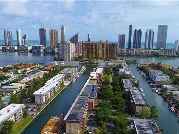 3551 NE 169th St, Unit 306, North Miami Beach, FL 33160