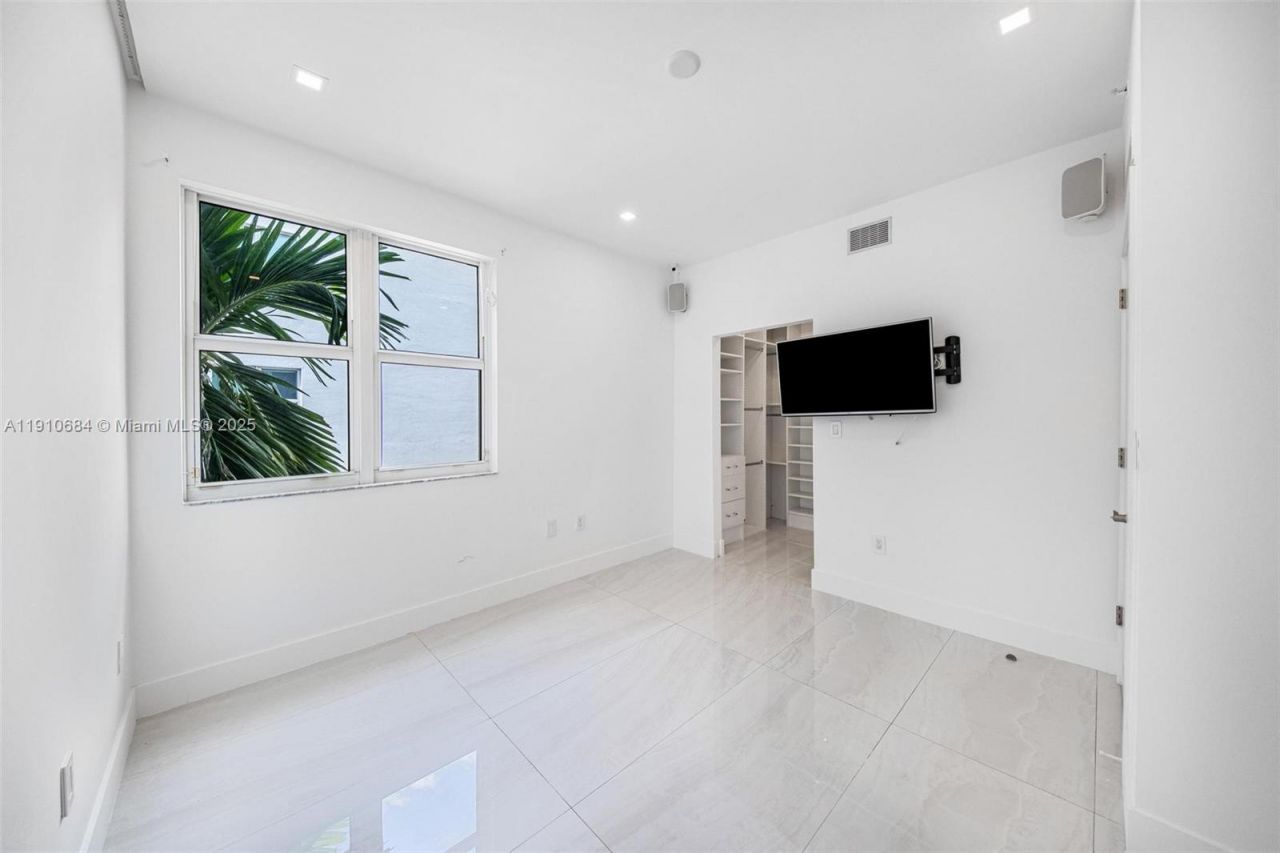 7918 Harbour Island Dr, Unit 207, North Bay Village, FL 33141 Photo