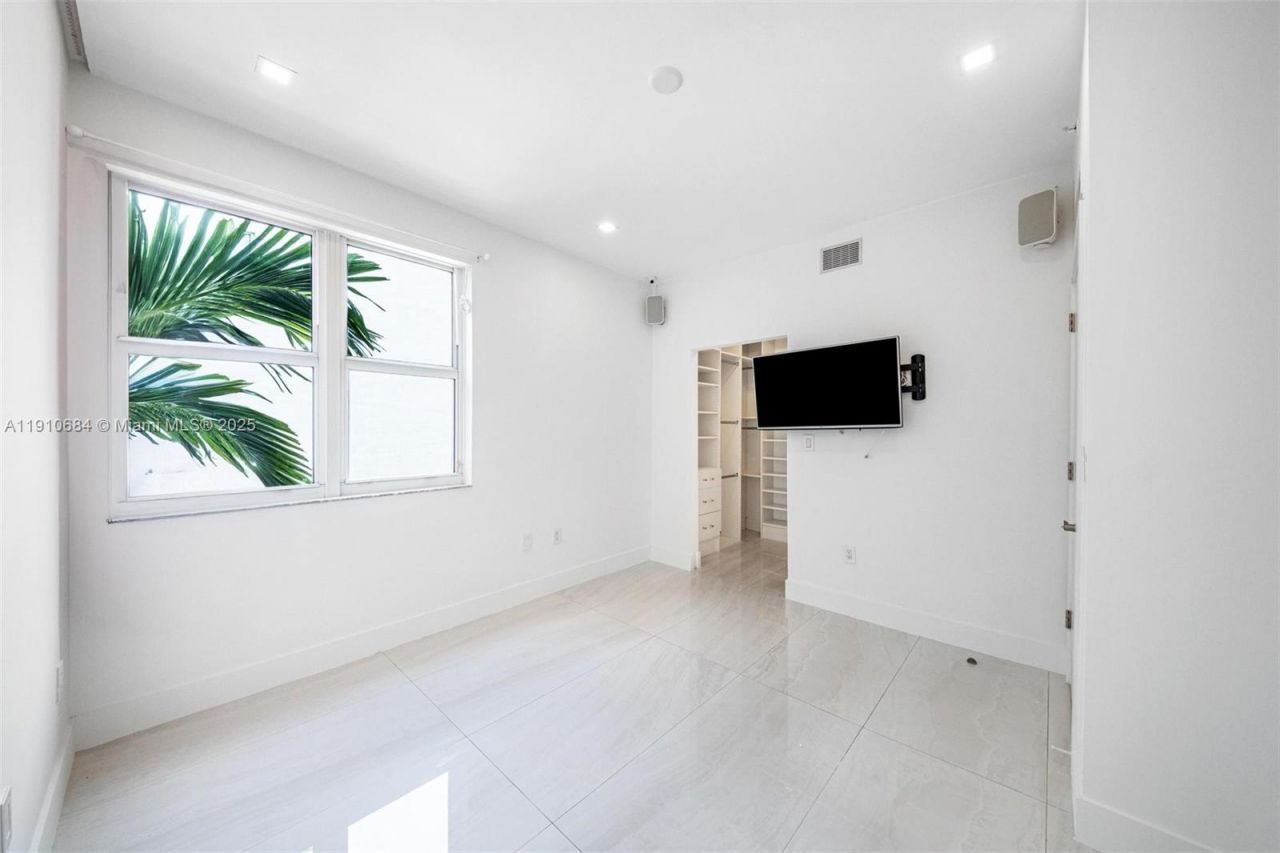 7918 Harbour Island Dr, Unit 207, North Bay Village, FL 33141 Photo