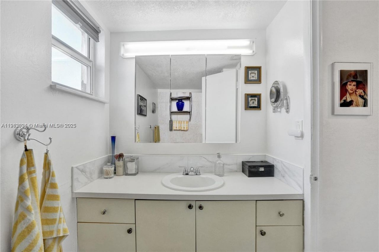 1000 NE 191st St, Unit 21, Miami, FL 33179 Photo