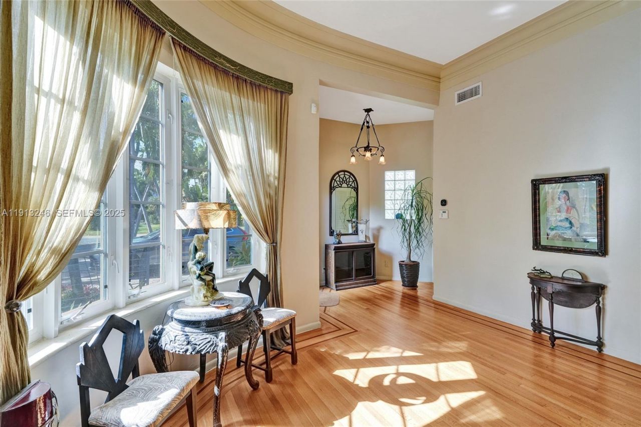 1335 Lenox Ave, Miami Beach, FL 33139 Photo