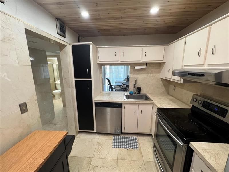 4311 Crystal Lake Drive, Unit 421, Deerfield Beach, FL 33064 Photo