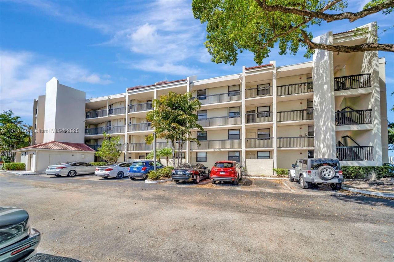 117 Lake Emerald Dr, Unit 408, Oakland Park, FL 33309 Main Photo