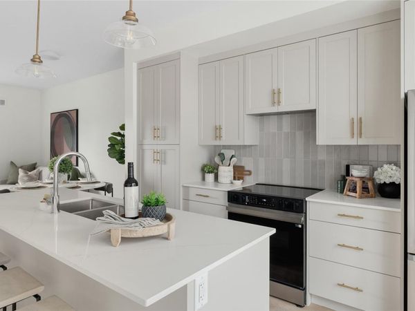 2538 Shelbourne St, Unit 3, Victoria, BC V8R 4L5