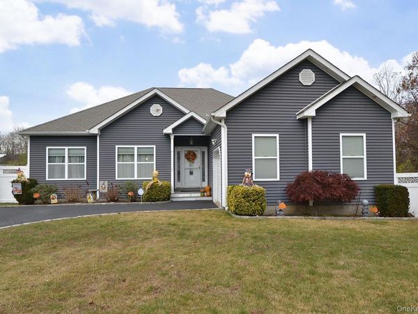 11 Macintosh, Selden, NY 11784