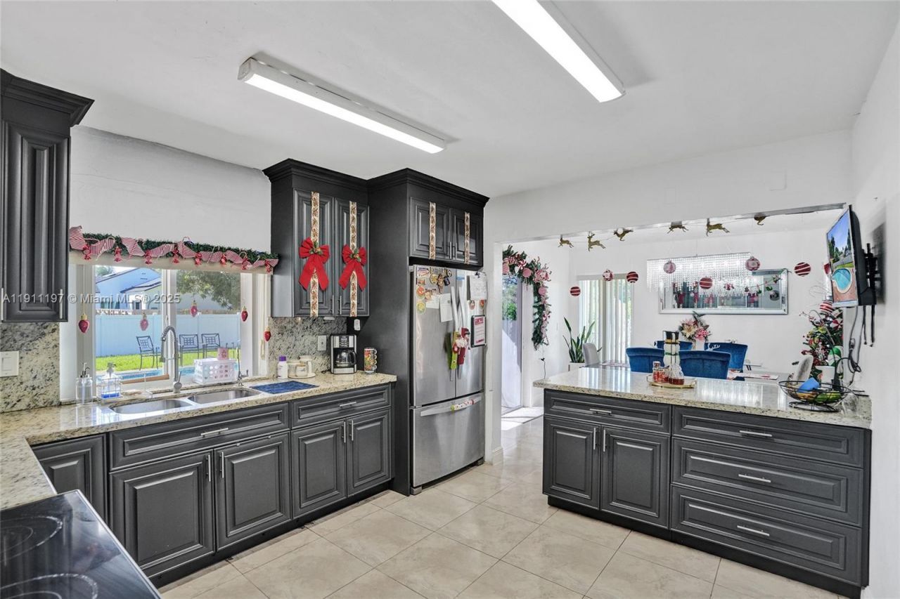 2 NE 160th St, Miami, FL 33162 Photo