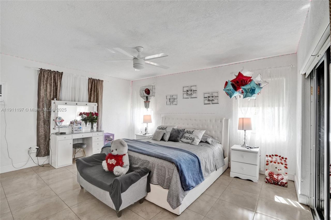 2 NE 160th St, Miami, FL 33162 Photo