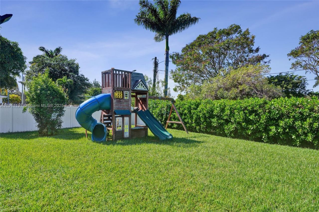 2 NE 160th St, Miami, FL 33162 Photo