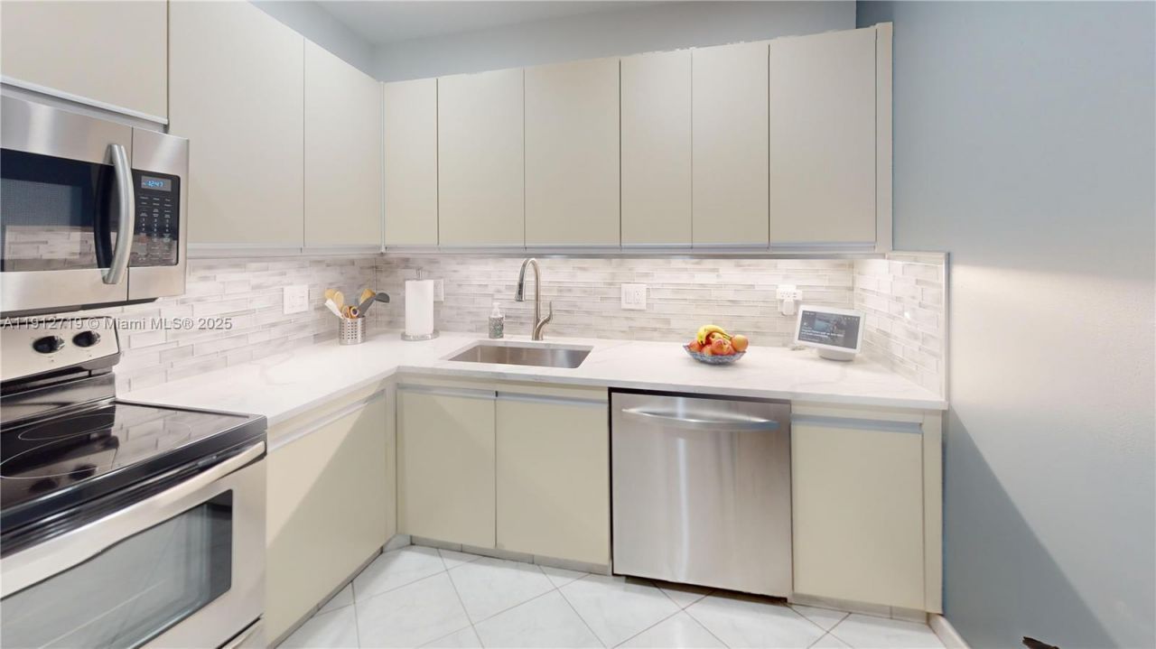 2500 Parkview Dr, Unit 507, Hallandale Beach, FL 33009 Photo