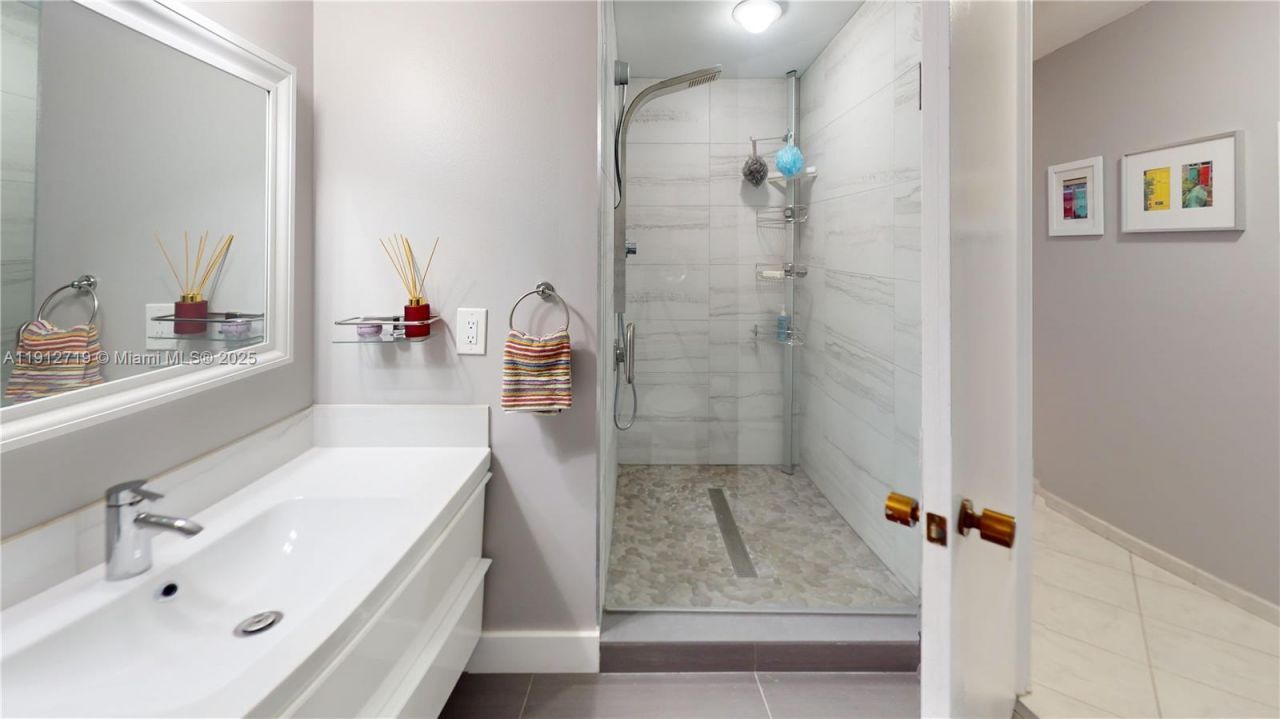 2500 Parkview Dr, Unit 507, Hallandale Beach, FL 33009 Photo