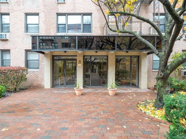 5 Birchwood Court, Unit 3N, Mineola, NY 11501