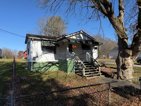 302 Burke Ave, OAK HILL, WV 25901