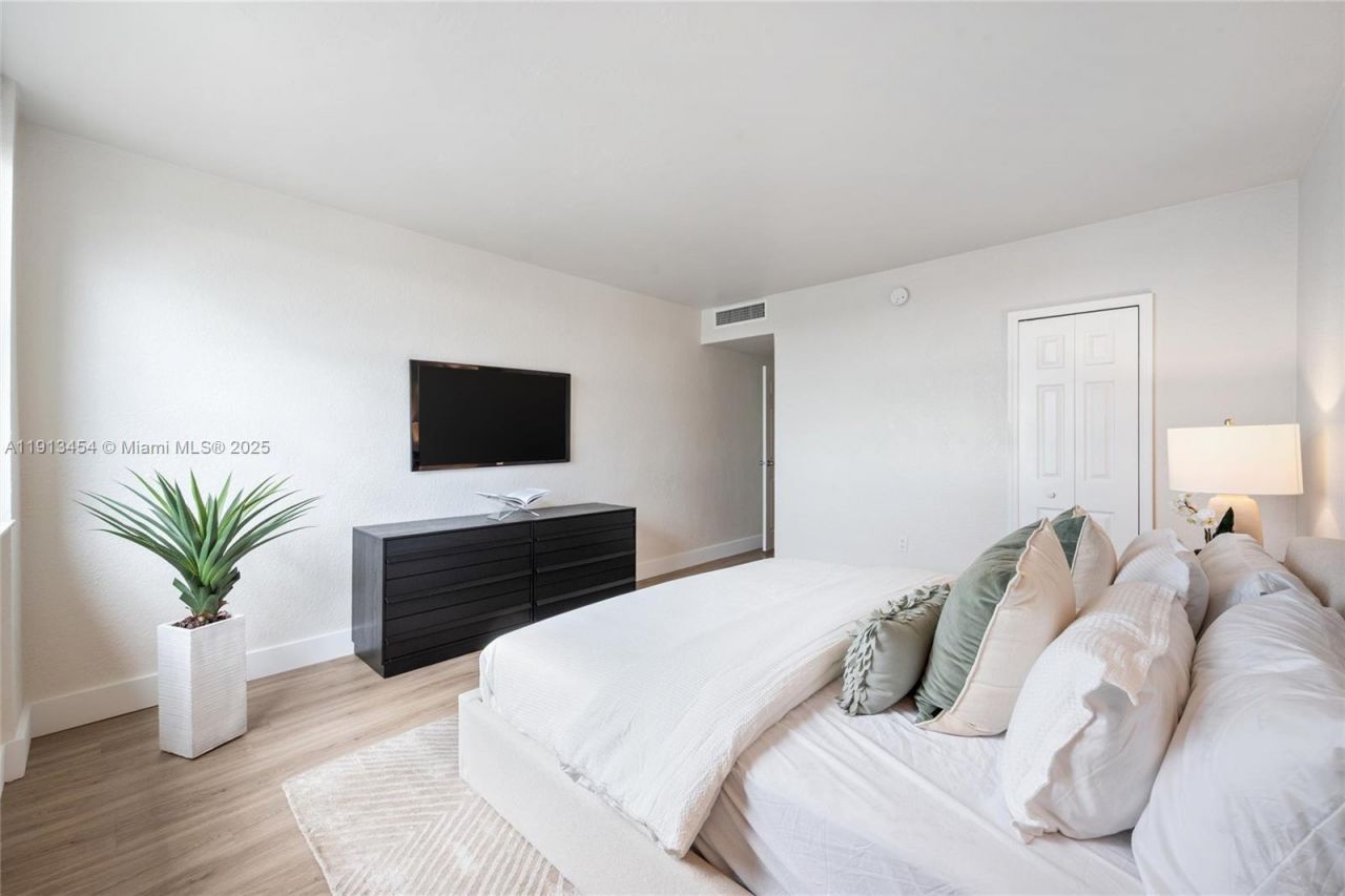 10350 W Bay Harbor Dr, Unit 10K, Bay Harbor Islands, FL 33154 Photo