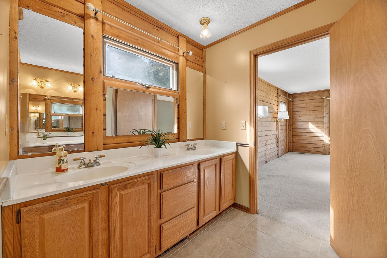 1086 St Julien Drive Photo 35