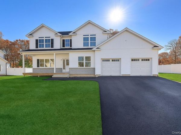 12 Fox Run Court, Ridge, NY 11961