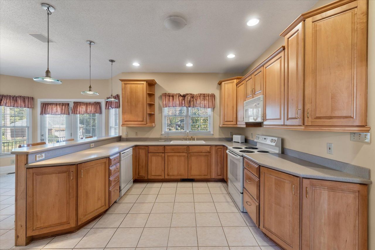 1004 Devonshire Drive Photo 8