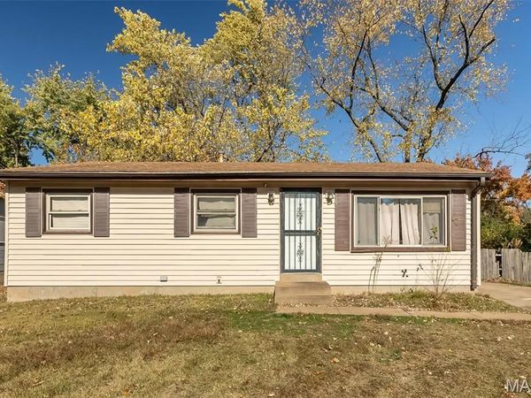 1427 Fairmeadows Lane, St Louis, MO 63138