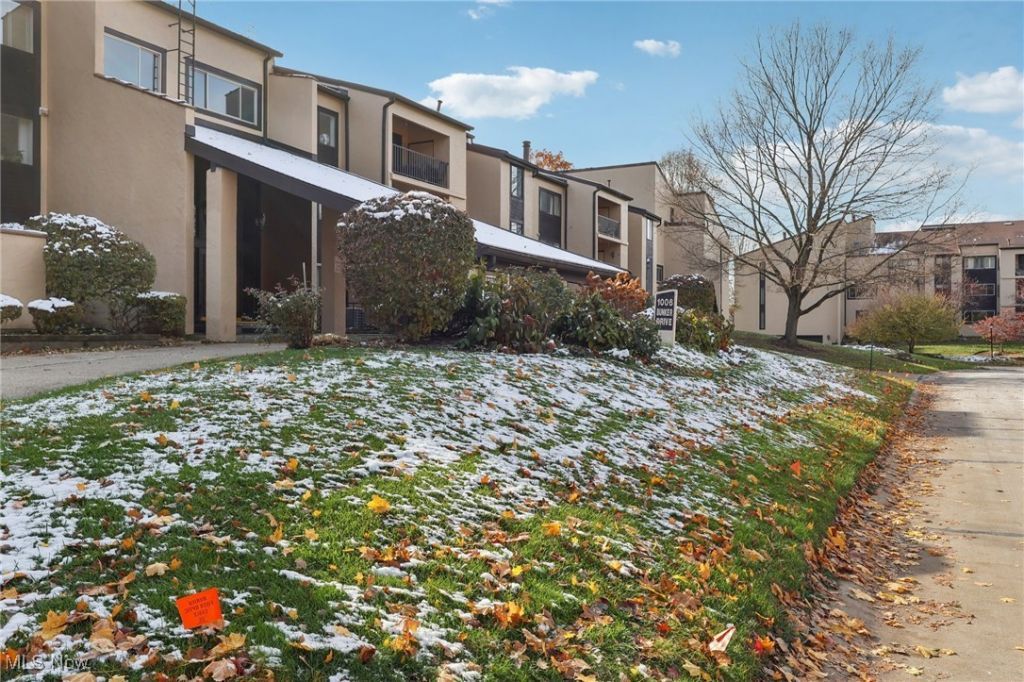 1006 Bunker Drive, Unit 204, Fairlawn, OH 44333 Main Photo