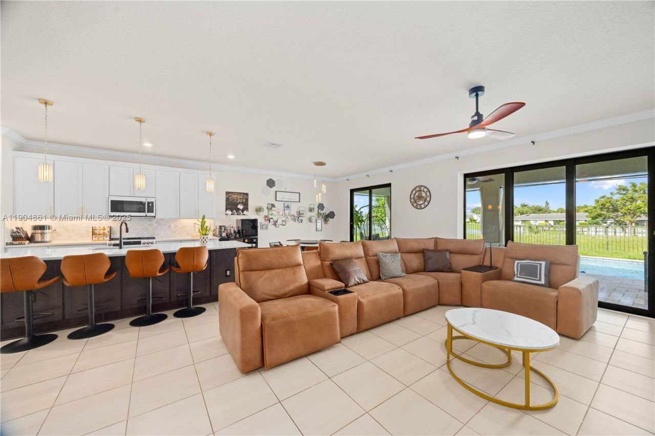 8152 NW 78th St, Tamarac, FL 33321 Photo