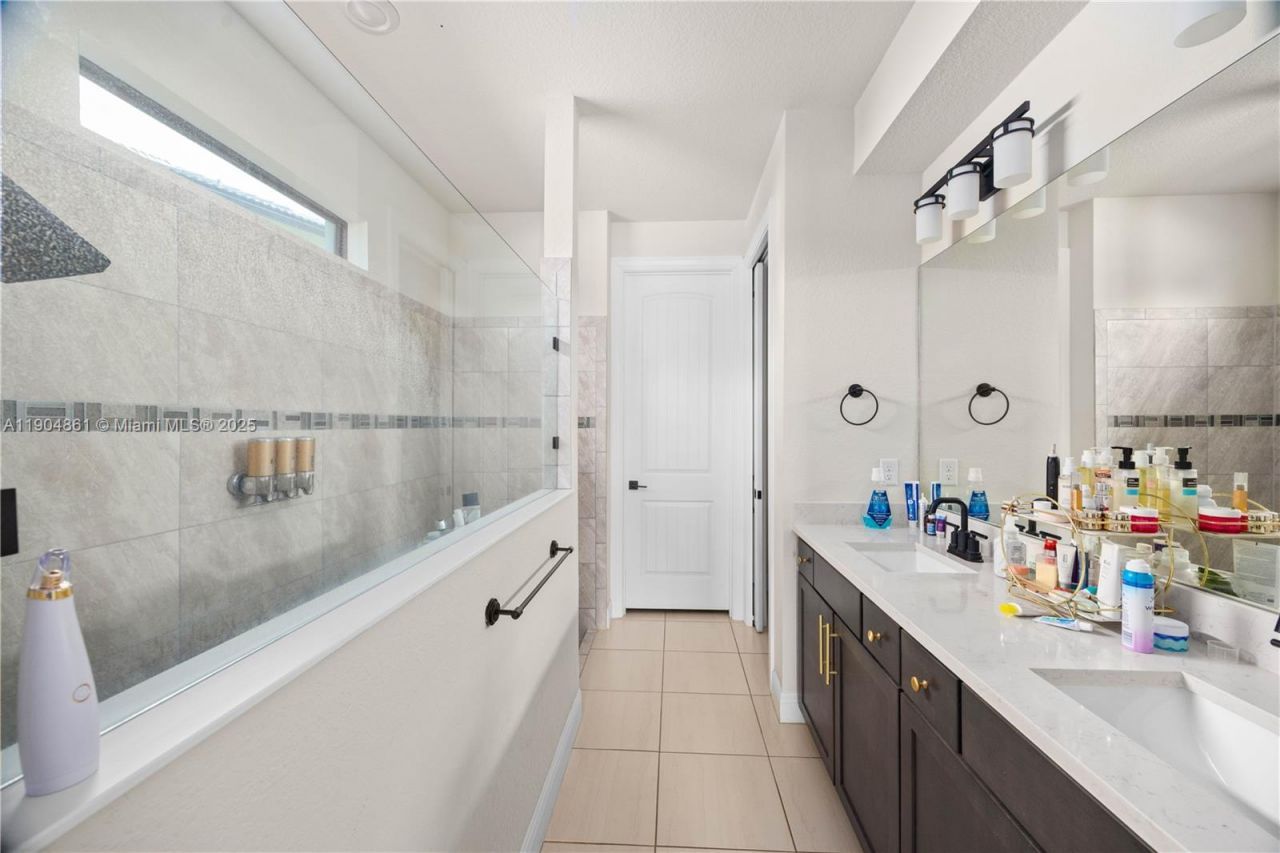 8152 NW 78th St, Tamarac, FL 33321 Photo