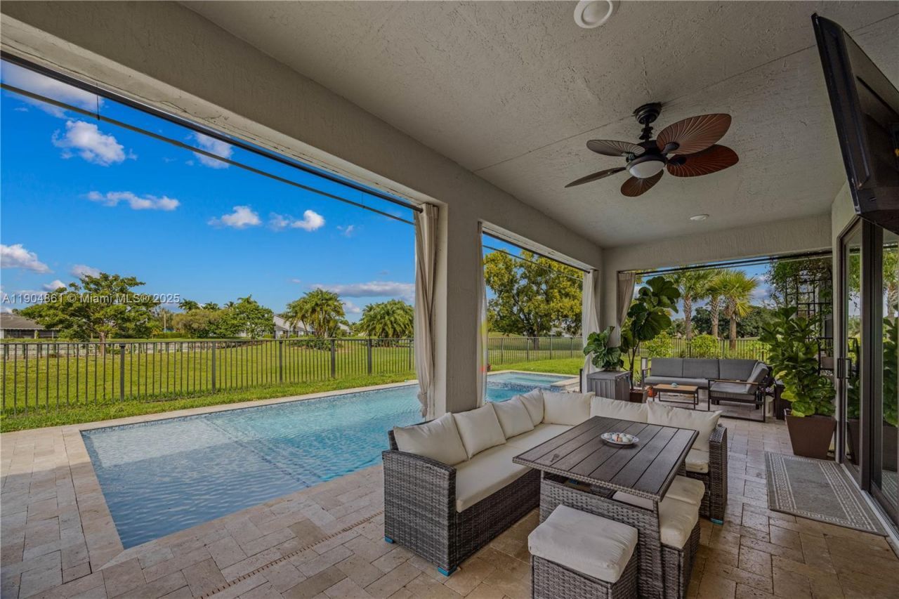 8152 NW 78th St, Tamarac, FL 33321 Photo