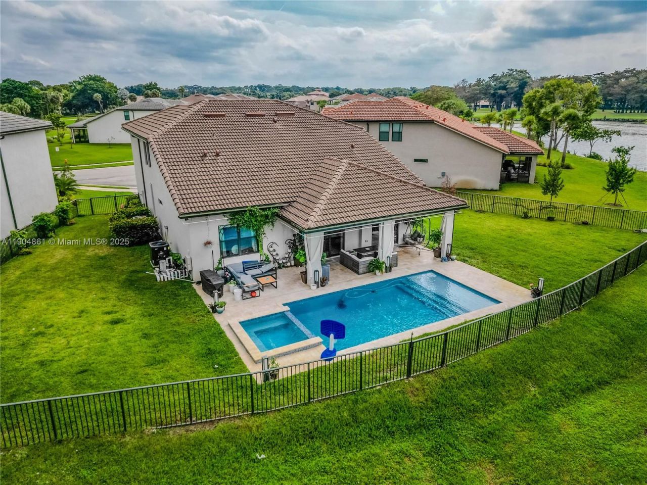 8152 NW 78th St, Tamarac, FL 33321 Photo