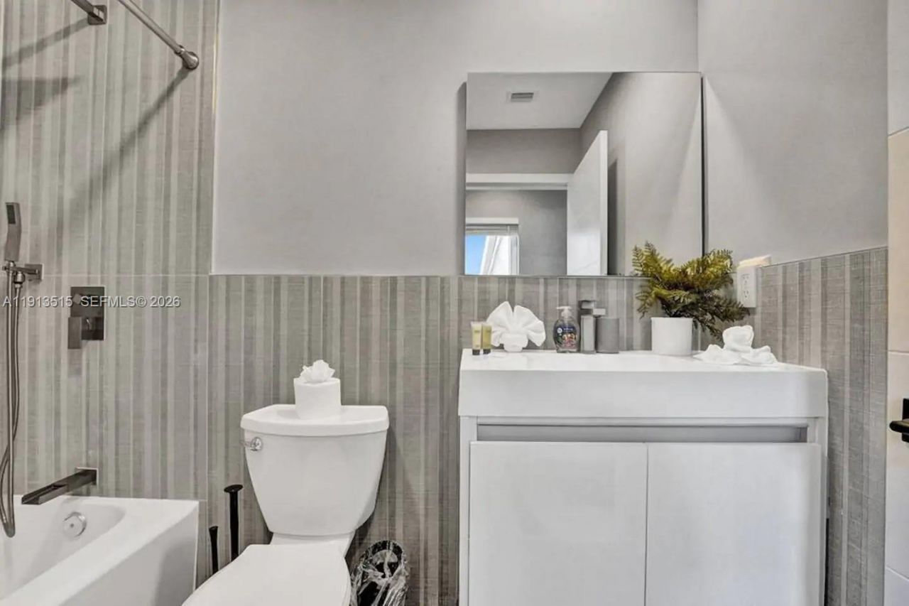 1241 Hollywood Blvd, Hollywood, FL 33019 Photo
