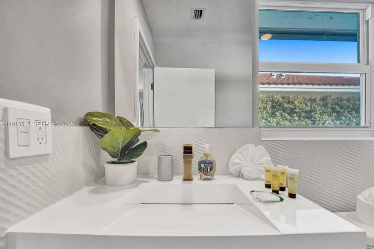 1241 Hollywood Blvd, Hollywood, FL 33019 Photo