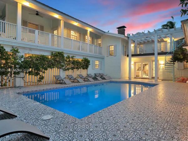 1025 N Southlake Dr, Hollywood, FL 33019