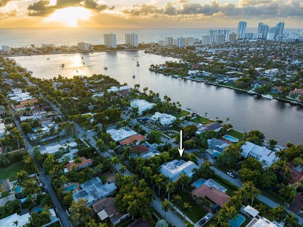 1025 N Southlake Dr, Hollywood, FL 33019