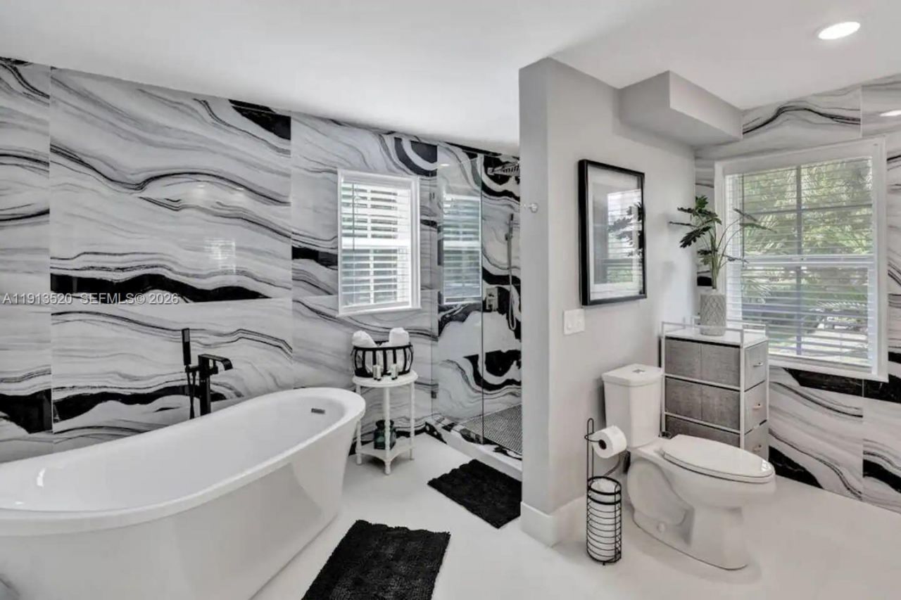 1025 N Southlake Dr, Hollywood, FL 33019 Photo