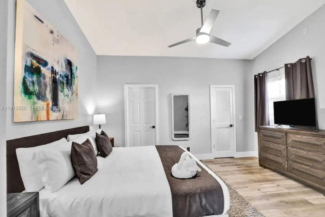 1025 N Southlake Dr, Hollywood, FL 33019 Photo