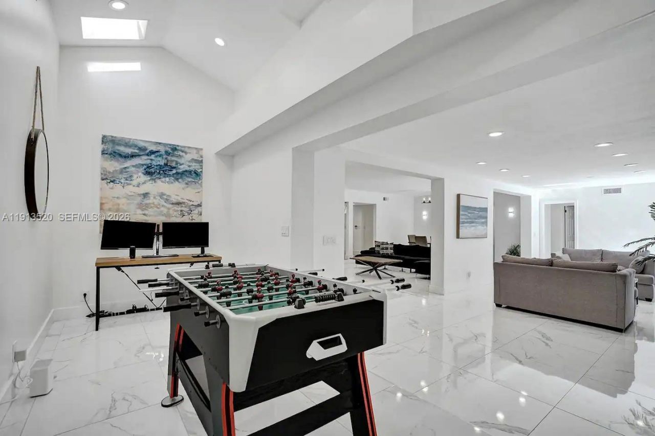 1025 N Southlake Dr, Hollywood, FL 33019 Photo