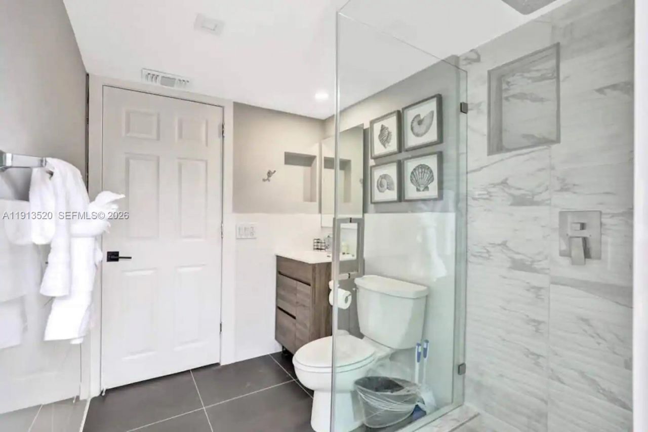 1025 N Southlake Dr, Hollywood, FL 33019 Photo