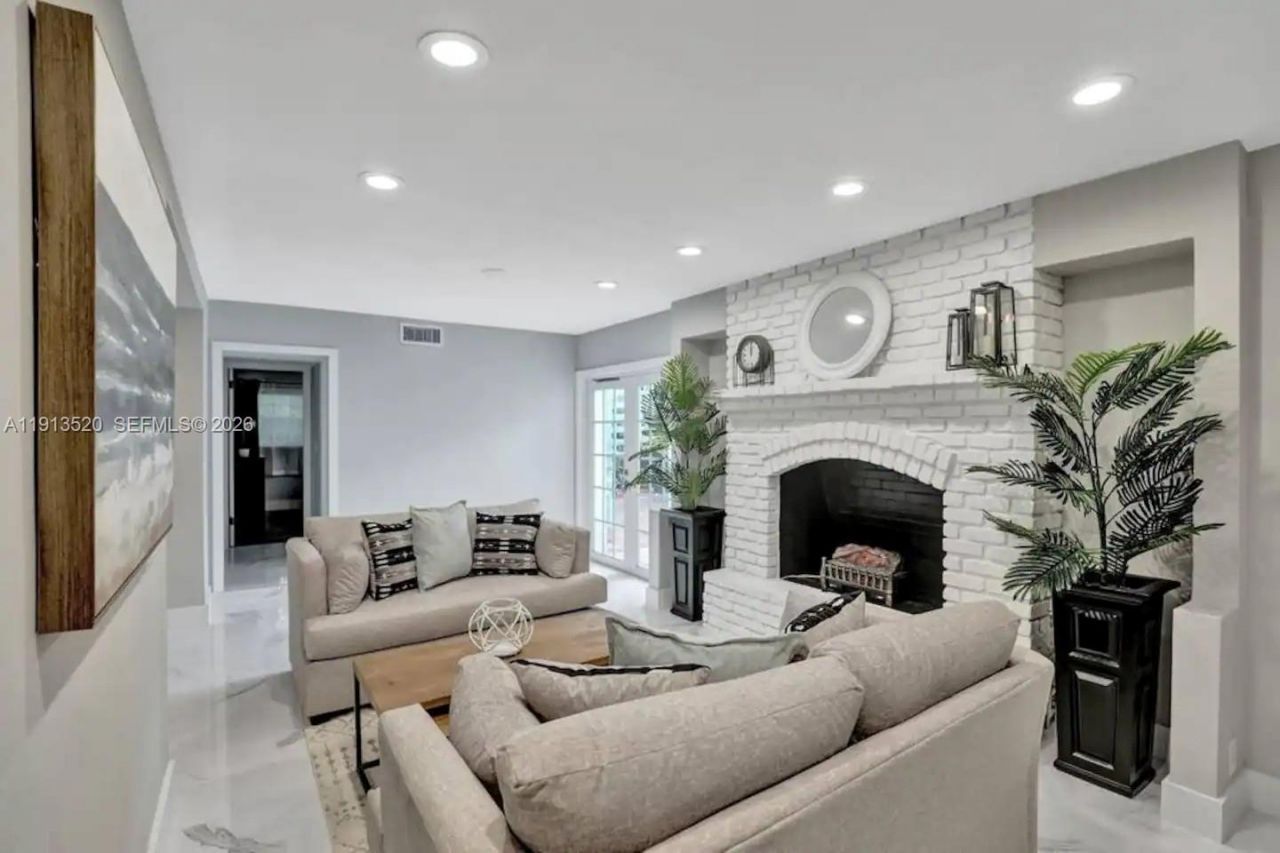 1025 N Southlake Dr, Hollywood, FL 33019 Photo