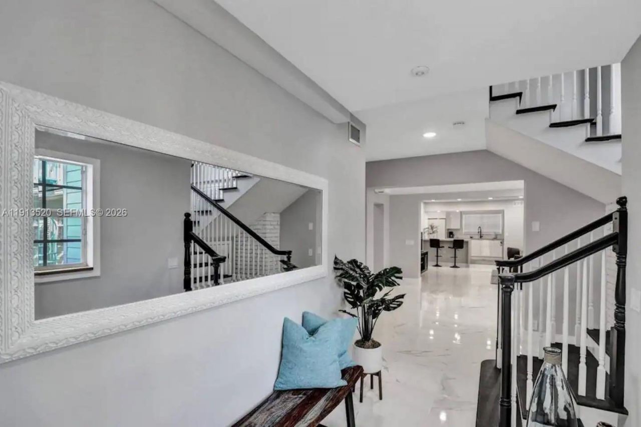 1025 N Southlake Dr, Hollywood, FL 33019 Photo